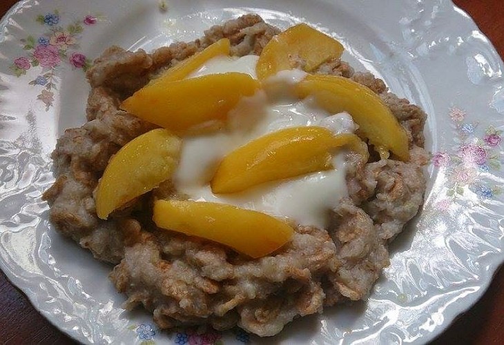 Mix płatków z jogurtem i brzoskwinią A B